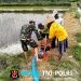 Jaga Ketahanan Pangan, Babinsa Kedawung Turun Ke Sawah Bantu Petani Sedot Air
