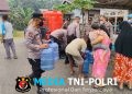 Kemarau Panjang, Polres Landak Bagikan Air Bersih Gratis ke Warga di 2 Lokasi