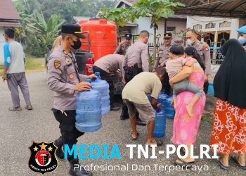 Kemarau Panjang, Polres Landak Bagikan Air Bersih Gratis ke Warga di 2 Lokasi