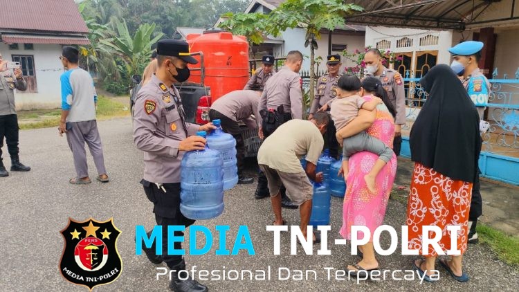 Kemarau Panjang, Polres Landak Bagikan Air Bersih Gratis ke Warga di 2 Lokasi