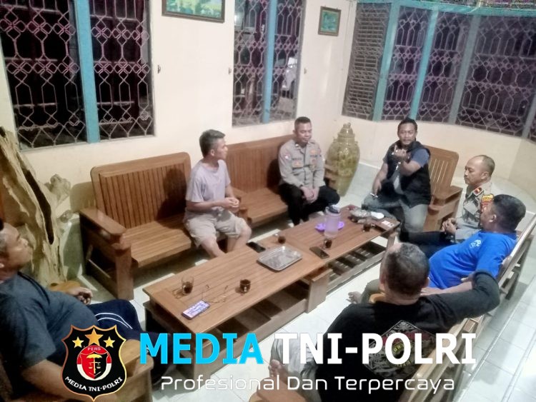 Tak Kenal Waktu, Kapolsek Sebangki Bangun Komunikasi dengan Tomas Bahas Karhutla