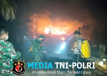 Kapolsek Menyuke Beserta Anggota Turun Ke Lapangan Padamkan Api Kebakaran Kebun Di Desa Mamek