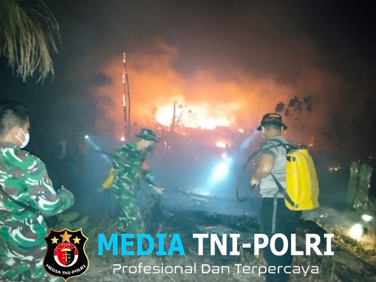 Kapolsek Menyuke Beserta Anggota Turun Ke Lapangan Padamkan Api Kebakaran Kebun Di Desa Mamek