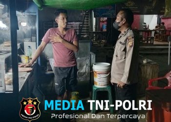 Patroli Malam Polsek Sengah Temila, Polisi Sapa Penjual Gorengan dan Ingatkan Waspada Kejahatan