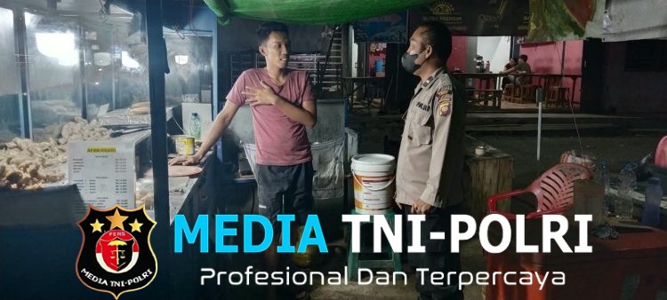 Patroli Malam Polsek Sengah Temila, Polisi Sapa Penjual Gorengan dan Ingatkan Waspada Kejahatan