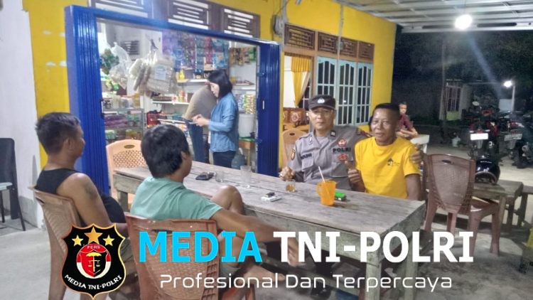 Cegah Kejahatan di Jam Rawan, Polisi Mandor Sambangi Warga Saat Patroli Malam