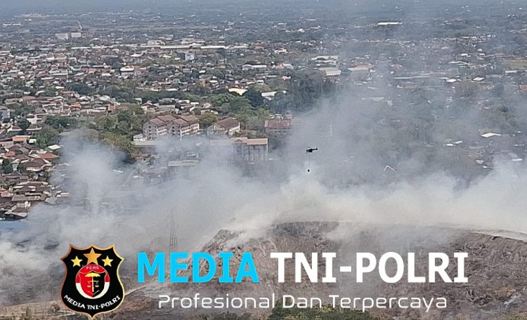 Tangani Kebakaran TPA Putri Cempo, Polda Jateng Kerahkan Helikopter Water Bombing