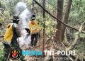 Anggota TNI Kodim 0825/Banyuwangi Turun ke Kawah Ijen, Sisir Titik Bekas Karhutla hingga Pastikan Api Padam