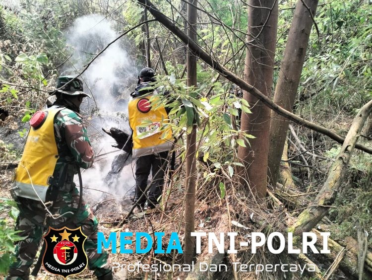 Anggota TNI Kodim 0825/Banyuwangi Turun ke Kawah Ijen, Sisir Titik Bekas Karhutla hingga Pastikan Api Padam