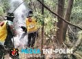 Anggota TNI Kodim 0825/Banyuwangi Turun ke Kawah Ijen, Sisir Titik Bekas Karhutla hingga Pastikan Api Padam