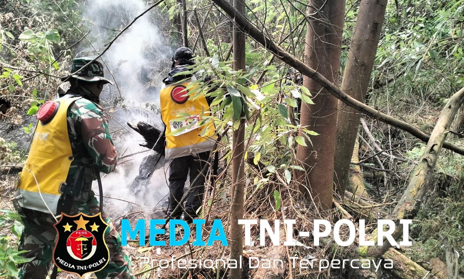 Anggota TNI Kodim 0825/Banyuwangi Turun ke Kawah Ijen, Sisir Titik Bekas Karhutla hingga Pastikan Api Padam