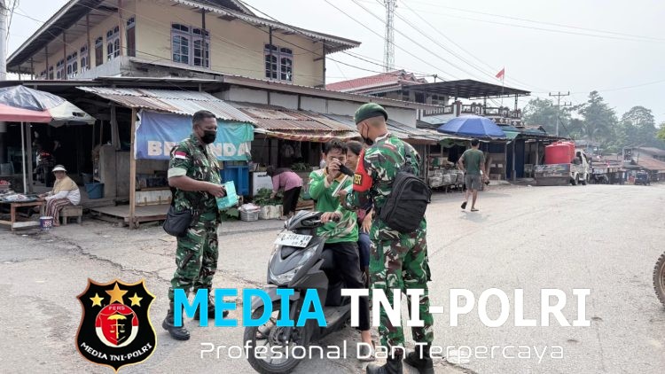 Antisipasi Dampak Karhutla, Pos Kotis Satgas Yonarmed 13/Nanggala Bersama Polsek Bagikan Masker Gratis kepada Warga Perbatasan