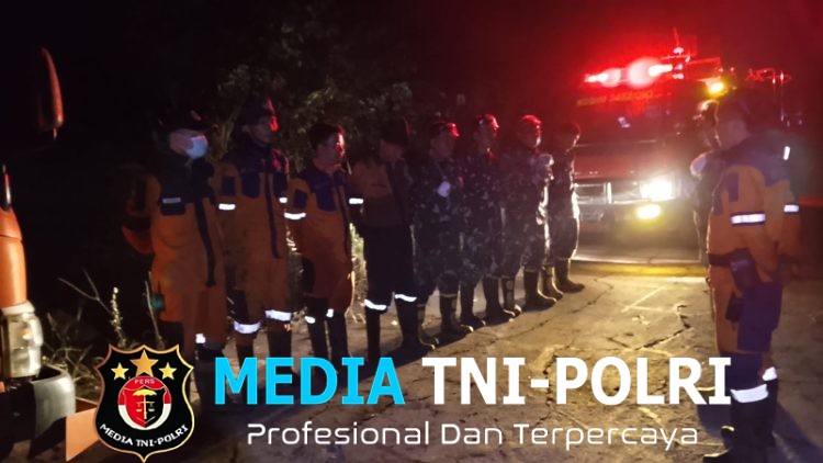 Berjuang Hingga Malam Babinsa dan BPBD Berhasil Padamkan Karhutla Seluas 1 Hektar