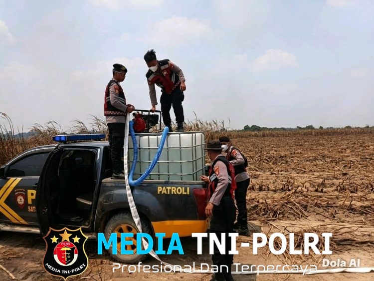 Sat Samapta Polres Mesuji Bersama PT. Silva Inhutani Berjibaku Padamkan Karhutla