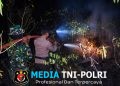 Personel Kodim dan Polres Bahu Membahu Padamkan Kebakaran Hutan di Yanggandur Merauke