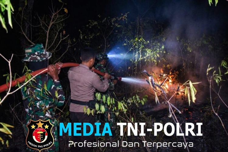 Personel Kodim dan Polres Bahu Membahu Padamkan Kebakaran Hutan di Yanggandur Merauke