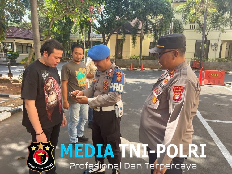 Sie Propam Polres Metro Bekasi Gelar Gaktib Pengecekan Judi Online dan Pinjaman Online