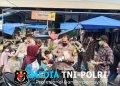 Abu Vulkanik Anak Krakatau Guyur Pringsewu, Polisi Bagikan Masker ke Warga
