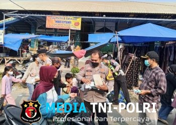 Abu Vulkanik Anak Krakatau Guyur Pringsewu, Polisi Bagikan Masker ke Warga