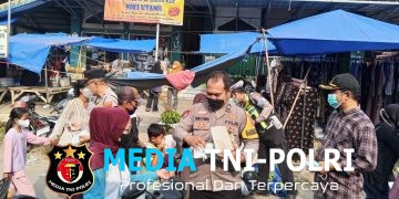 Abu Vulkanik Anak Krakatau Guyur Pringsewu, Polisi Bagikan Masker ke Warga
