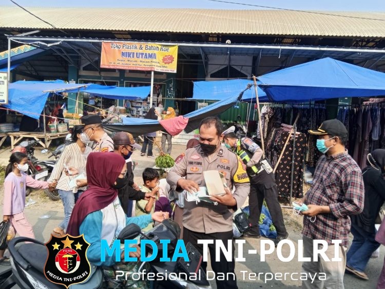Abu Vulkanik Anak Krakatau Guyur Pringsewu, Polisi Bagikan Masker ke Warga