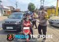 Polres Tanggamus dan Jajaran Terjun Bagikan Masker ke Warga Terdampak Abu Vulkanik