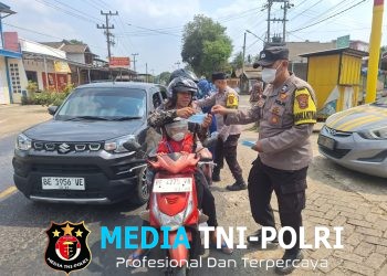 Polres Tanggamus dan Jajaran Terjun Bagikan Masker ke Warga Terdampak Abu Vulkanik