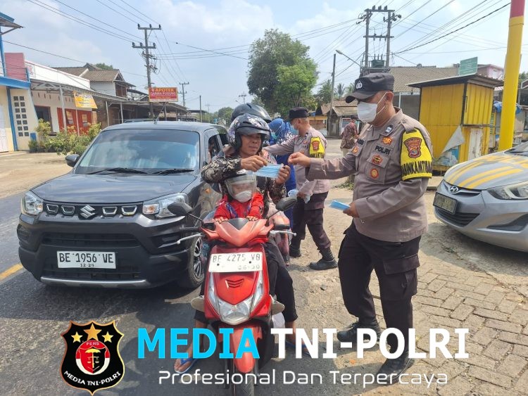 Polres Tanggamus dan Jajaran Terjun Bagikan Masker ke Warga Terdampak Abu Vulkanik