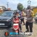 Polres Tanggamus dan Jajaran Terjun Bagikan Masker ke Warga Terdampak Abu Vulkanik