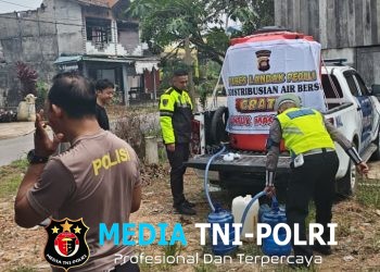 Polres Landak Salurkan 1.400 Liter Air Bersih untuk Warga Dusun Ngedang
