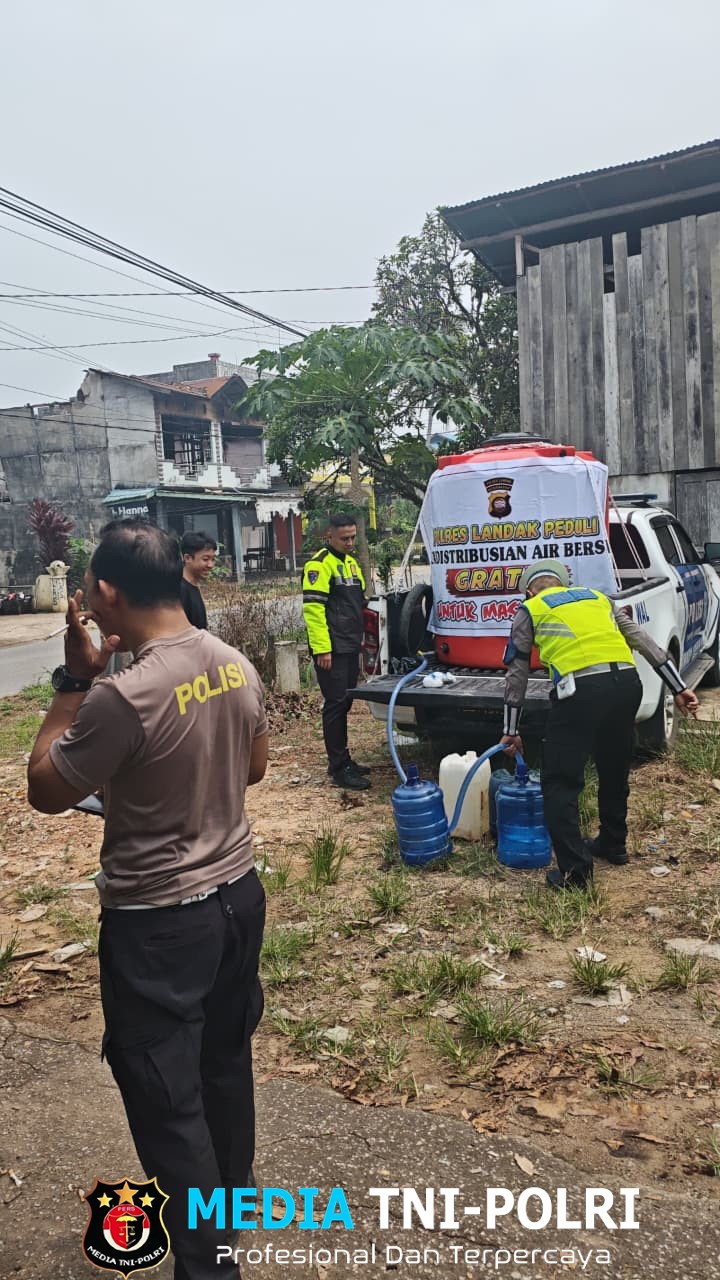 Polres Landak Salurkan 1.400 Liter Air Bersih untuk Warga Dusun Ngedang