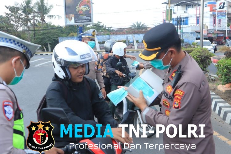 Dampak Erupsi Gunung Anak Krakatau, Polres Lampung Utara Bagikan Masker kepada Warga