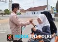 Polsek Tumijajar dan Lambu kibang Bagikan Masker di Tengah Aktivitas Anak Krakatau, Warga Diimbau Tetap Tenang