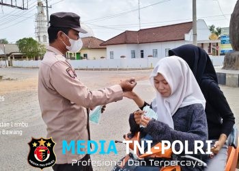 Polsek Tumijajar dan Lambu kibang Bagikan Masker di Tengah Aktivitas Anak Krakatau, Warga Diimbau Tetap Tenang