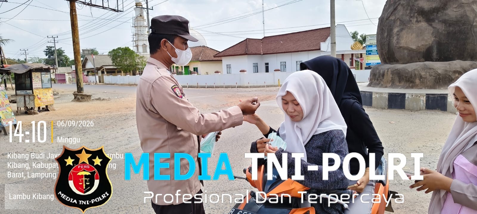 Polsek Tumijajar dan Lambu kibang Bagikan Masker di Tengah Aktivitas Anak Krakatau, Warga Diimbau Tetap Tenang