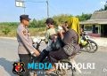 Seluruh Polsek Jajaran dan Polsubsektor Polres Mesuji Gerak Cepat Bagikan Masker Kepada Masyarakat Pasca Erupsi Gunung Anak Krakatau