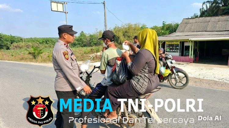 Seluruh Polsek Jajaran dan Polsubsektor Polres Mesuji Gerak Cepat Bagikan Masker Kepada Masyarakat Pasca Erupsi Gunung Anak Krakatau