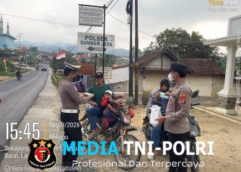 Antisipasi Dampak Abu Vulkanik Anak Krakatau, Polres Lampung Barat Bagikan Masker Gratis Kepada Pengendara dan Warga