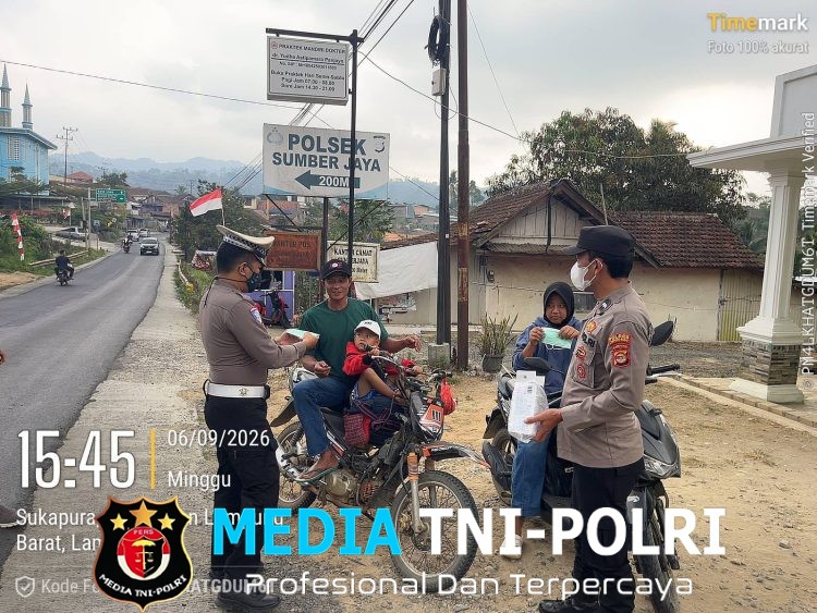 Antisipasi Dampak Abu Vulkanik Anak Krakatau, Polres Lampung Barat Bagikan Masker Gratis Kepada Pengendara dan Warga