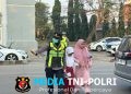 Polisi Atur Lalu Lintas dan Bagikan Masker Antisipasi Abu Vulkanik Anak Krakatau di Cikarang Utara