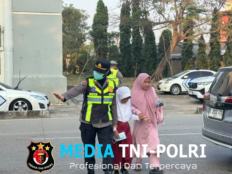 Polisi Atur Lalu Lintas dan Bagikan Masker Antisipasi Abu Vulkanik Anak Krakatau di Cikarang Utara