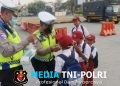 Sat Lantas Polres Metro Bekasi Bagikan Masker kepada Pengguna Jalan, Antisipasi Dampak Abu Vulkanik Anak Krakatau