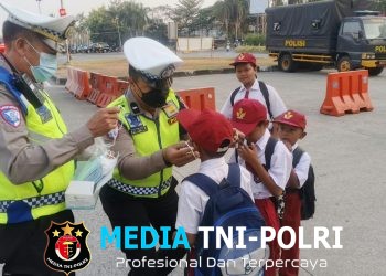 Sat Lantas Polres Metro Bekasi Bagikan Masker kepada Pengguna Jalan, Antisipasi Dampak Abu Vulkanik Anak Krakatau