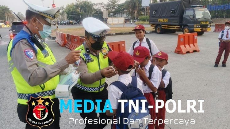 Sat Lantas Polres Metro Bekasi Bagikan Masker kepada Pengguna Jalan, Antisipasi Dampak Abu Vulkanik Anak Krakatau