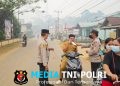 Kabut Asap Selimuti Sengah Temila, Polisi Turun Tangan Bagikan Masker kepada Warga