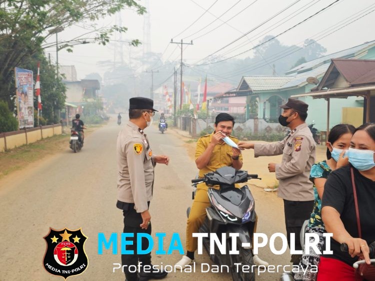 Kabut Asap Selimuti Sengah Temila, Polisi Turun Tangan Bagikan Masker kepada Warga