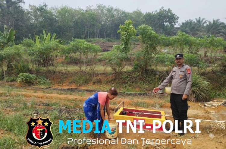 Polsubsektor Jelimpo Bangun Sumur Bor, Warga Kini Lebih Mudah Mendapatkan Air Bersih di Tengah Kabut Asap