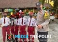 Polres Metro Bekasi, Bhabinkamtibmas Kedungwaringin Atur Lalu Lintas dan Imbau Pelajar Gunakan Masker