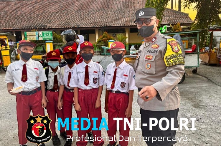 Polres Metro Bekasi, Bhabinkamtibmas Kedungwaringin Atur Lalu Lintas dan Imbau Pelajar Gunakan Masker