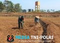Dukung Ketahanan Pangan Nasional, Babinsa Selorejo Dampingi Petani Siapkan Lahan Tanam Jagung di Desa Boro